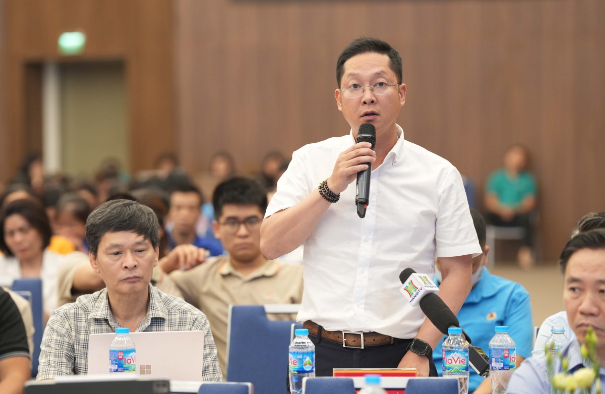 Phó Giám đốc Sở Tài chính Hà Nội Nguyễn Ngọc Tú trả lời ý kiến của người lao động về giải pháp hỗ trợ doanh nghiệp.