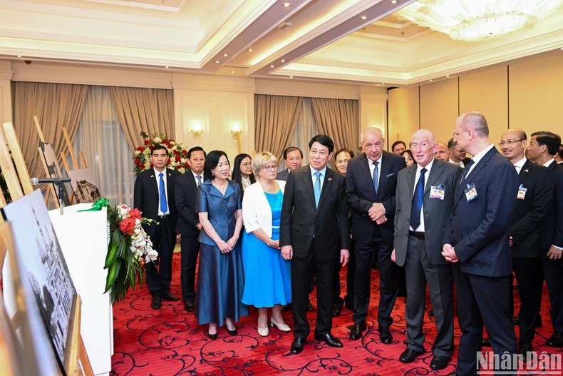 Chủ tịch nước Lương Cường cùng Phu nhân và Tổng thống Hungary cùng Phu nhân và các đại biểu tham quan triển lãm.