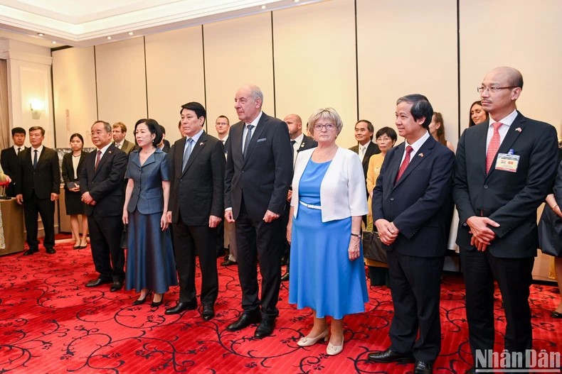 Các đại biểu tham dự triển lãm.