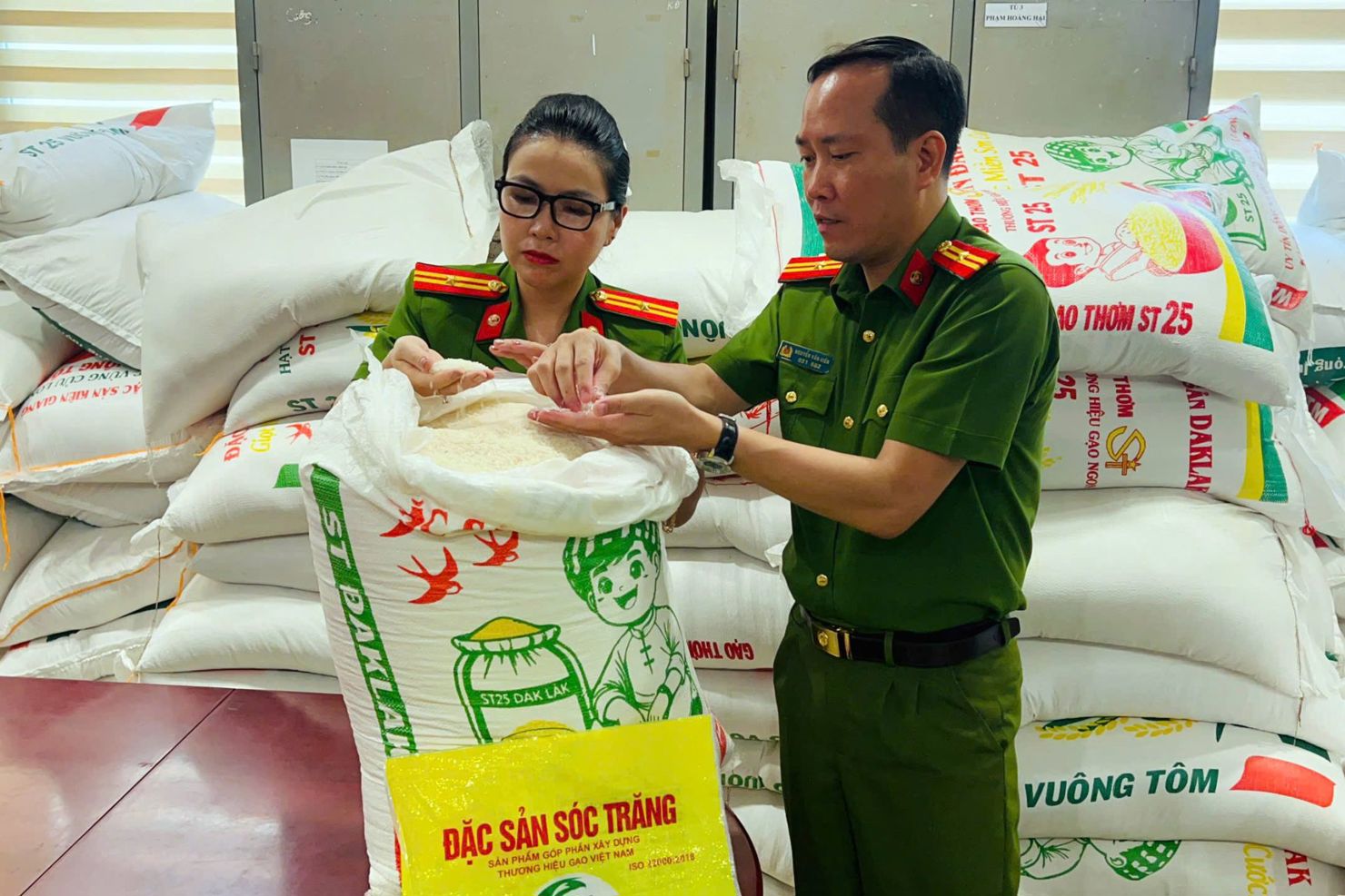 Lực lượng chức năng kiểm tra lô hàng giả.