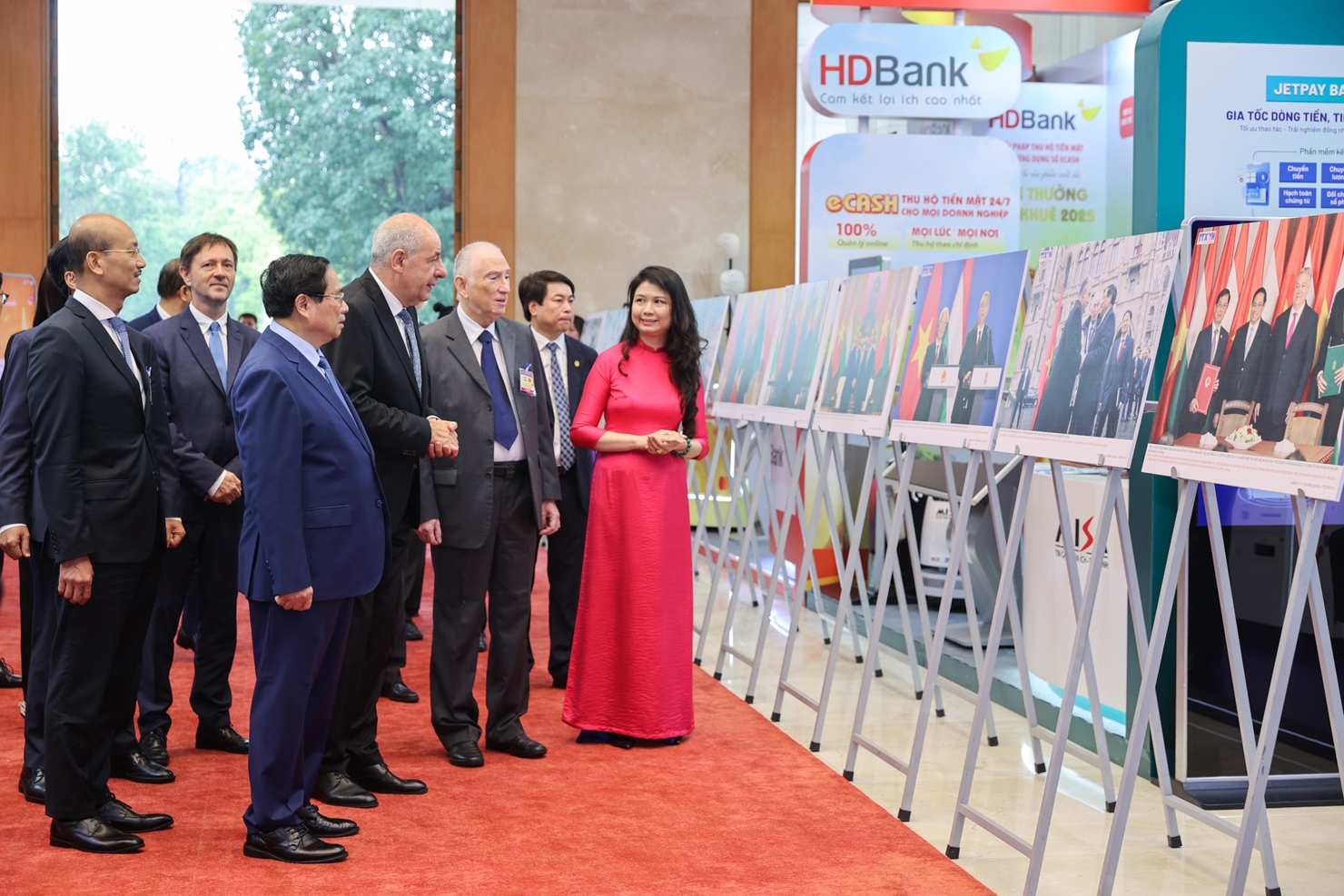 Thủ tướng Phạm Minh Chính và Tổng thống Hungary Sulyok Tamas tham quan trưng bày ảnh về hợp tác giữa hai nước. Ảnh: VGP/Nhật Bắc