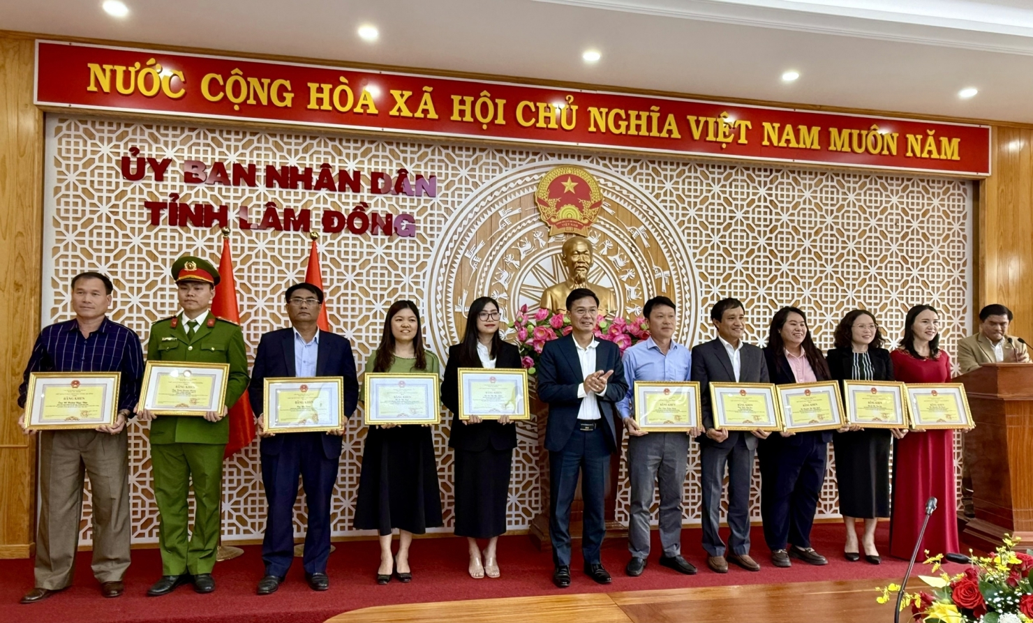 Nhiều cá nhân, tập thể trong và ngoài ngành BHXH tỉnh Lâm Đồng được BHXH Việt Nam, UBND tỉnh Lâm đồng khen tặng