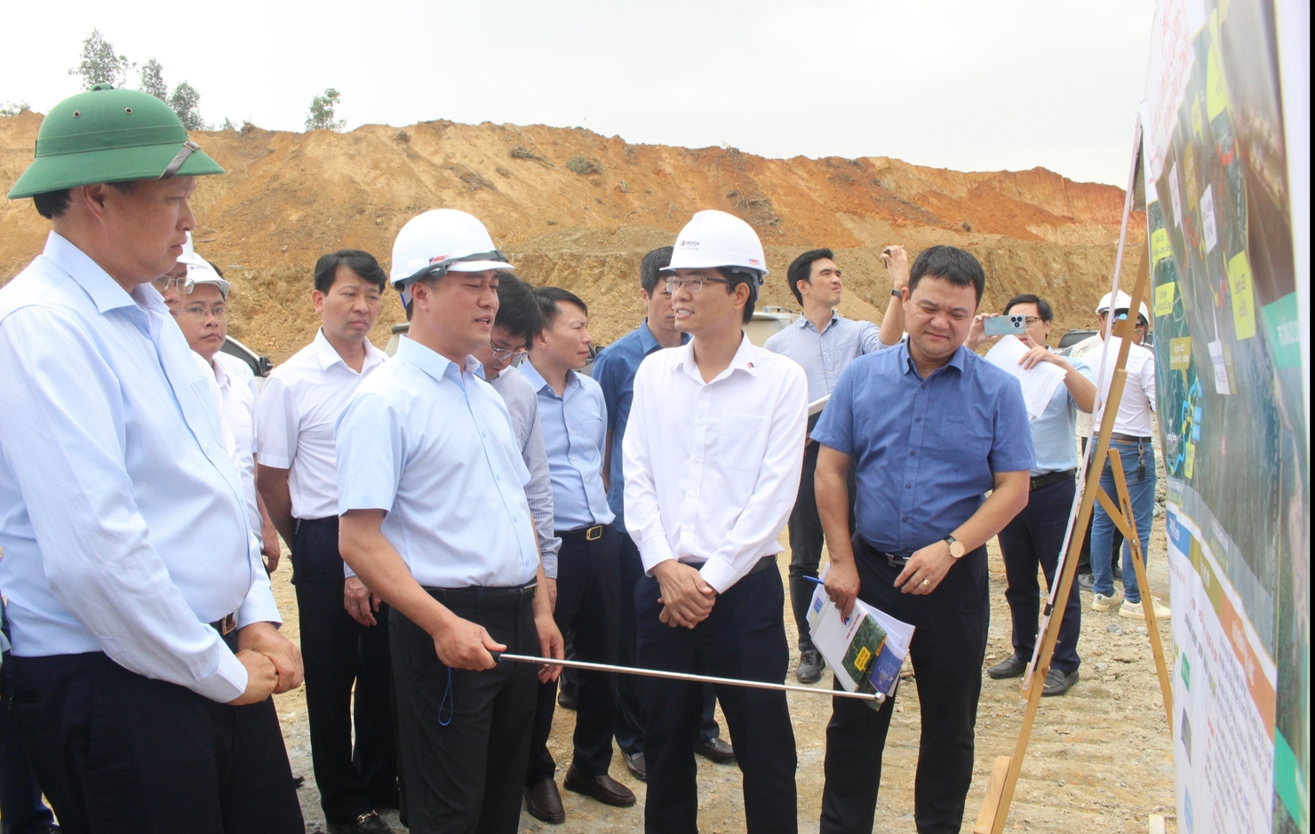 Thứ trưởng Nguyễn Việt Hùng kiểm tra thực tế công tác thi công trên cao tốc Đồng Đăng - Trà Lĩnh. Ảnh: Ng.Thương