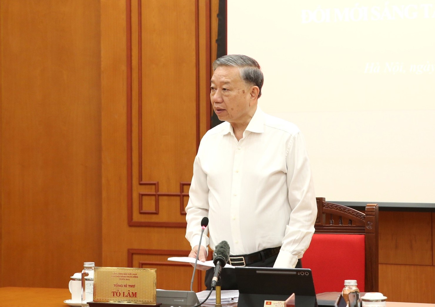 Tổng Bí thư Tô Lâm nêu rõ, Nghị quyết 57 không phải là khẩu hiệu chính trị, mà là chương trình hành động thực tế để Việt Nam cất cánh. Vì vậy, công việc triển khai phải được kiểm đếm thường xuyên; tồn tại hạn chế, điểm nghẽn phải được đánh giá, tháo gỡ kịp thời, không được chậm trễ - Ảnh: VGP/Nguyễn Hoàng. 