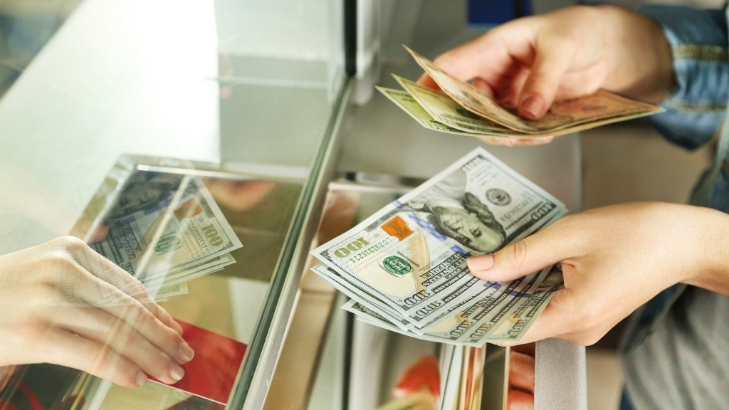 NHNN đề nghị các đại lý thu đổi ngoại tệ thực hiện đúng quy định pháp luật; nghiêm cấm mua bán ngoại tệ trái phép. Ảnh: TL