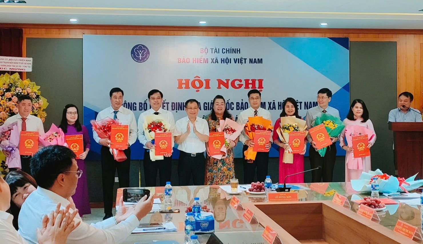Các Phó Giám đốc BHXH khu vực XXVII nhận Quyết định