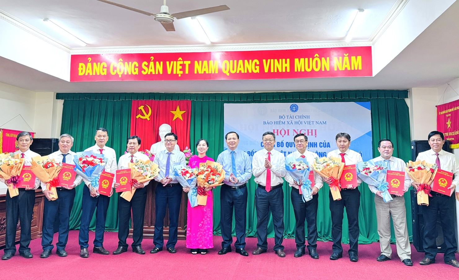  Ban Giám đốc BHXH khu vực XXX tại Cần Thơ nhận Quyết định bổ nhiệm