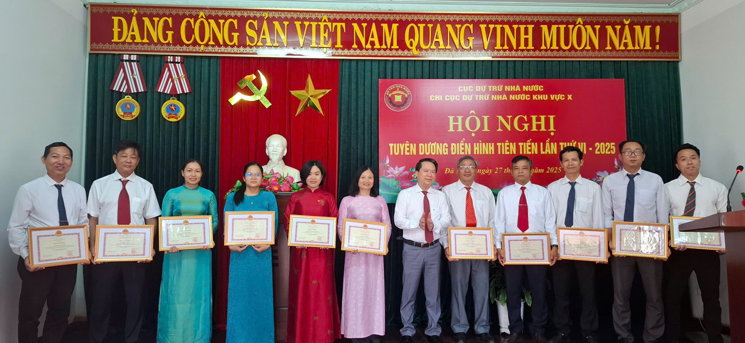 Lãnh đạo Chi cục DTNN khu vực X trao thưởng cho các cá nhân được các cấp khen thưởng.