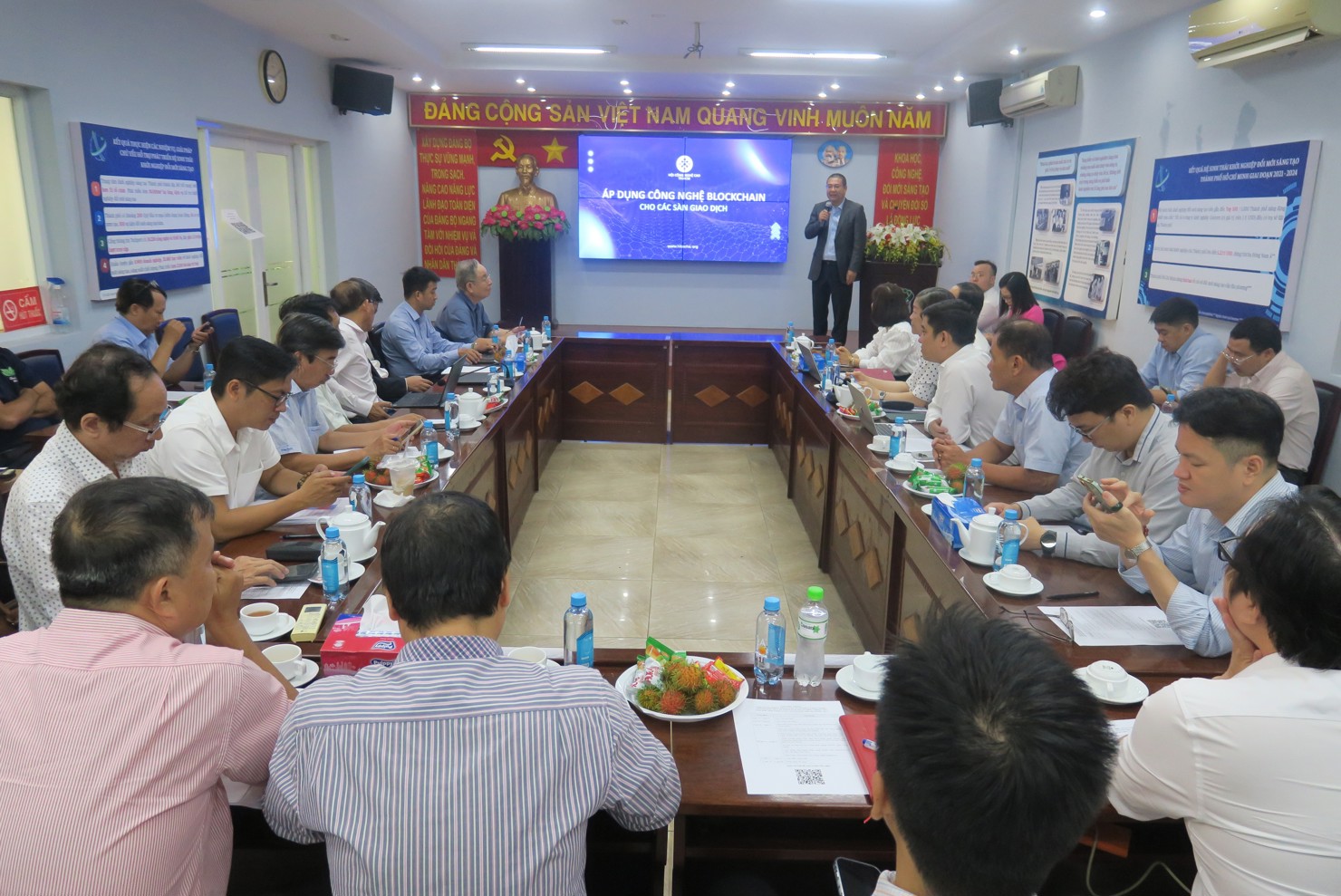 Đại diện doanh nghiệp tr&igrave;nh b&agrave;y c&aacute;c ứng dụng trong giao dịch c&ocirc;ng nghệ. Ảnh: Đức Mỹ