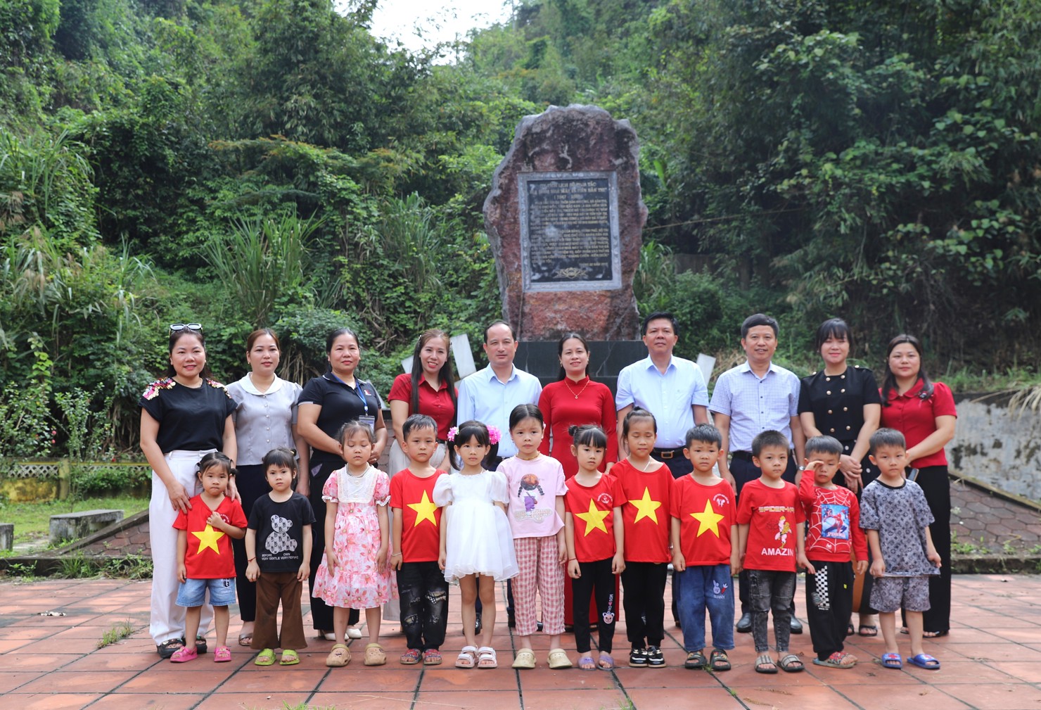 Đo&agrave;n c&ocirc;ng t&aacute;c đến thăm Di t&iacute;ch lịch sử&nbsp;Phja Tắc &ndash; nơi từng đặt Nh&agrave; m&aacute;y in tiền T&agrave;i ch&iacute;nh.