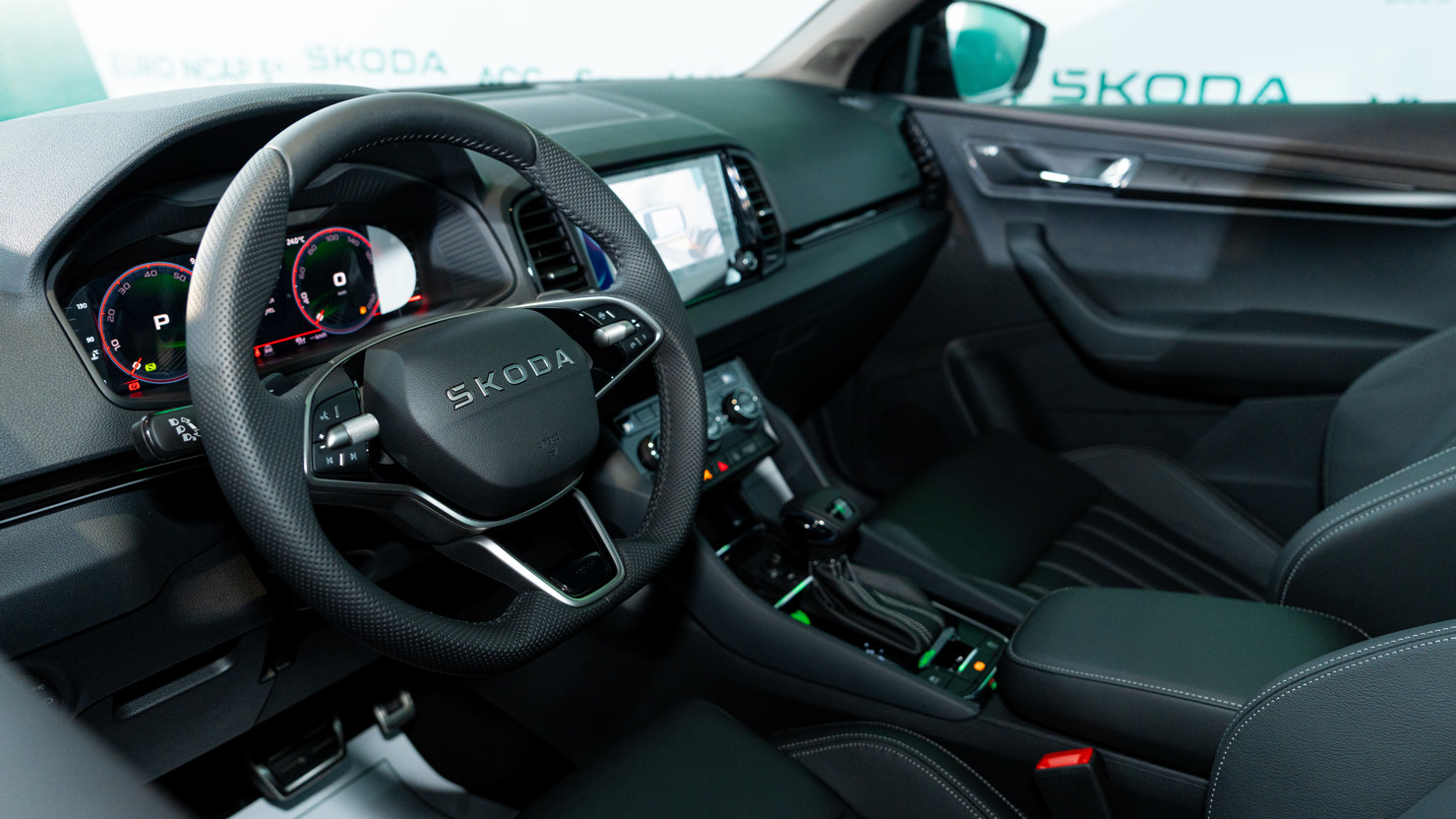 Mẫu xe mới được bổ sung thêm tính năng Hệ thống đỗ xe tự động thông minh - Park Assist trên bản Sportline, công nghệ này giúp xe tự động xác định vị trí đỗ và thực hiện thao tác đỗ xe chính xác, ngay cả trong không gian hẹp.