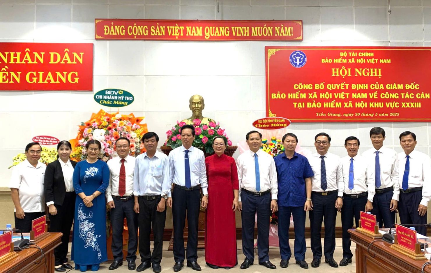 Lễ công bố và trao các Quyết định cho Ban Giám đốc BHXH khu vực XXXIII 