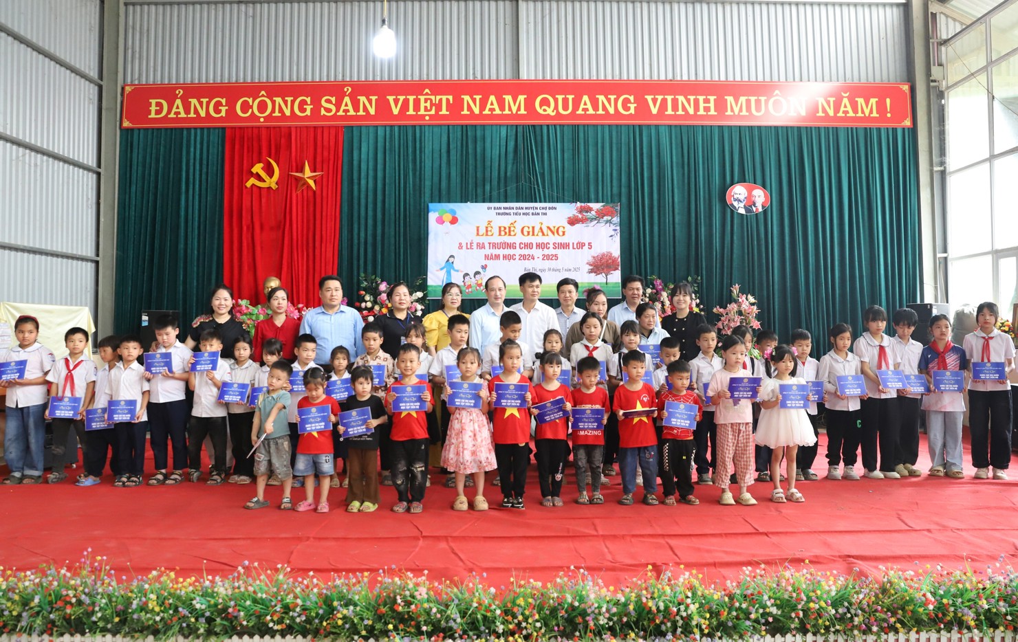 Đo&agrave;n c&ocirc;ng t&aacute;c DATC v&agrave; Văn ph&ograve;ng Bộ T&agrave;i ch&iacute;nh trao qu&agrave; tặng tới c&aacute;c học sinh trường Mầm non v&agrave; Tiểu học Bản Thi.
