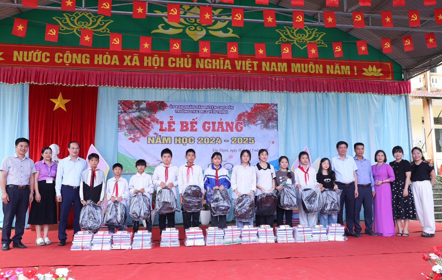 Đo&agrave;n c&ocirc;ng t&aacute;c trao qu&agrave; tặng s&aacute;ch gi&aacute;o khoa v&agrave; đồ d&ugrave;ng học tập cho c&aacute;c em học sinh Trường THCS Bản Thi.