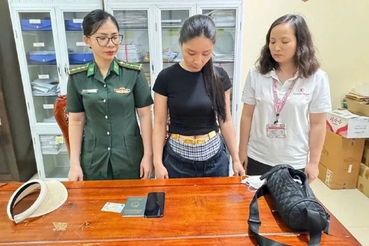 Lực lượng chức năng bắt giữ đối tượng Phạm Thị Vân Anh cùng 4 kg vàng.