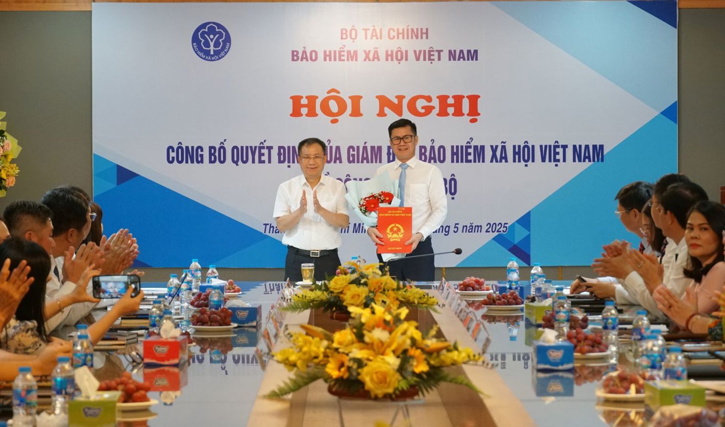 Giám đốc Bảo hiểm xã hội Việt Nam Lê Hùng Sơn trao Quyết định bổ nhiệm Giám đốc BHXH khu vực XXVII cho ông Lò Quân Hiệp 