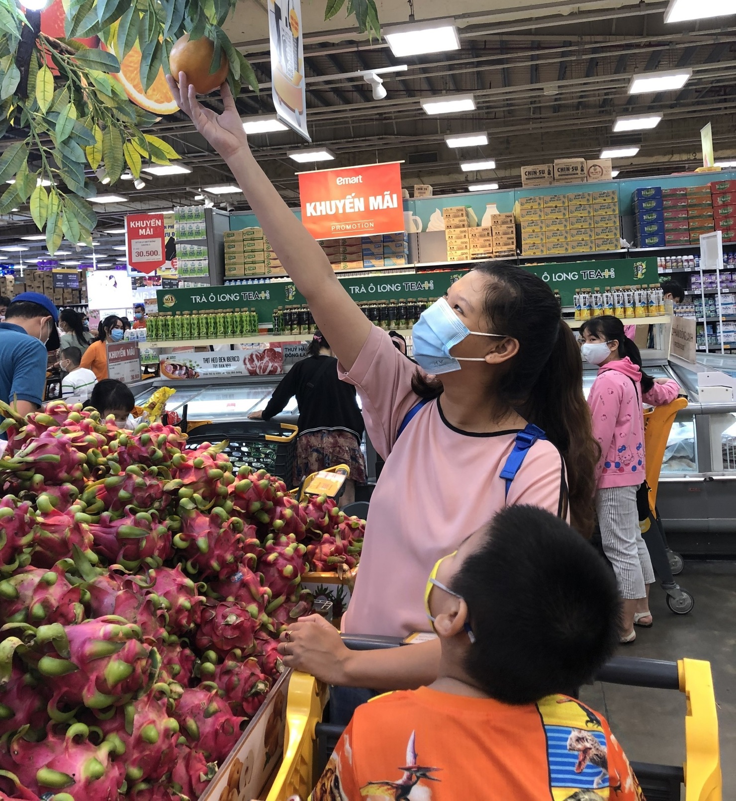 Người dân được khuyến cáo đeo khẩu trang khi đến nơi công cộng. Ảnh: Thanh Thủy