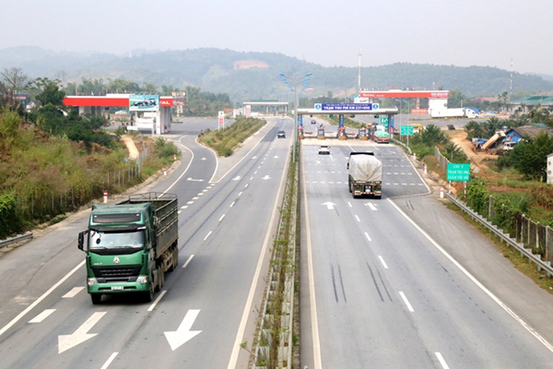 Thời điểm năm 2014, đường cao tốc Nội Bài - Lào Cai là một trong những dự án cao tốc có quy mô lớn nhất cả nước với tổng chiều dài 245 km, đi qua địa phận TP. Hà Nội, Vĩnh Phúc, Phú Thọ, Yên Bái, Lào Cai. Trong ảnh: Đoạn tuyến cao tốc qua Lào Cai năm 2016. Ảnh: BLC