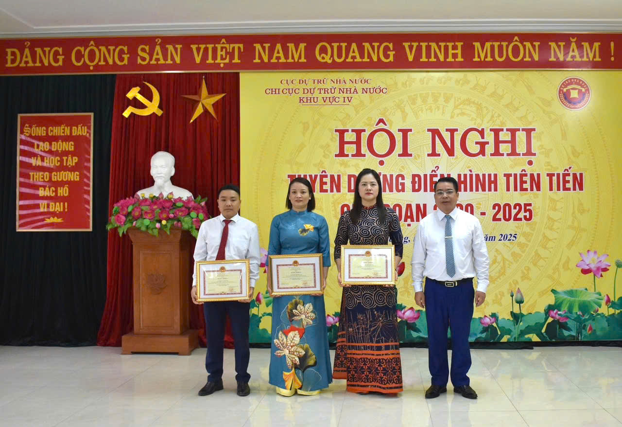 Lãnh đạo Chi cục DTNN khu vực IV trao thưởng cho các cá nhân được các cấp khen thưởng.