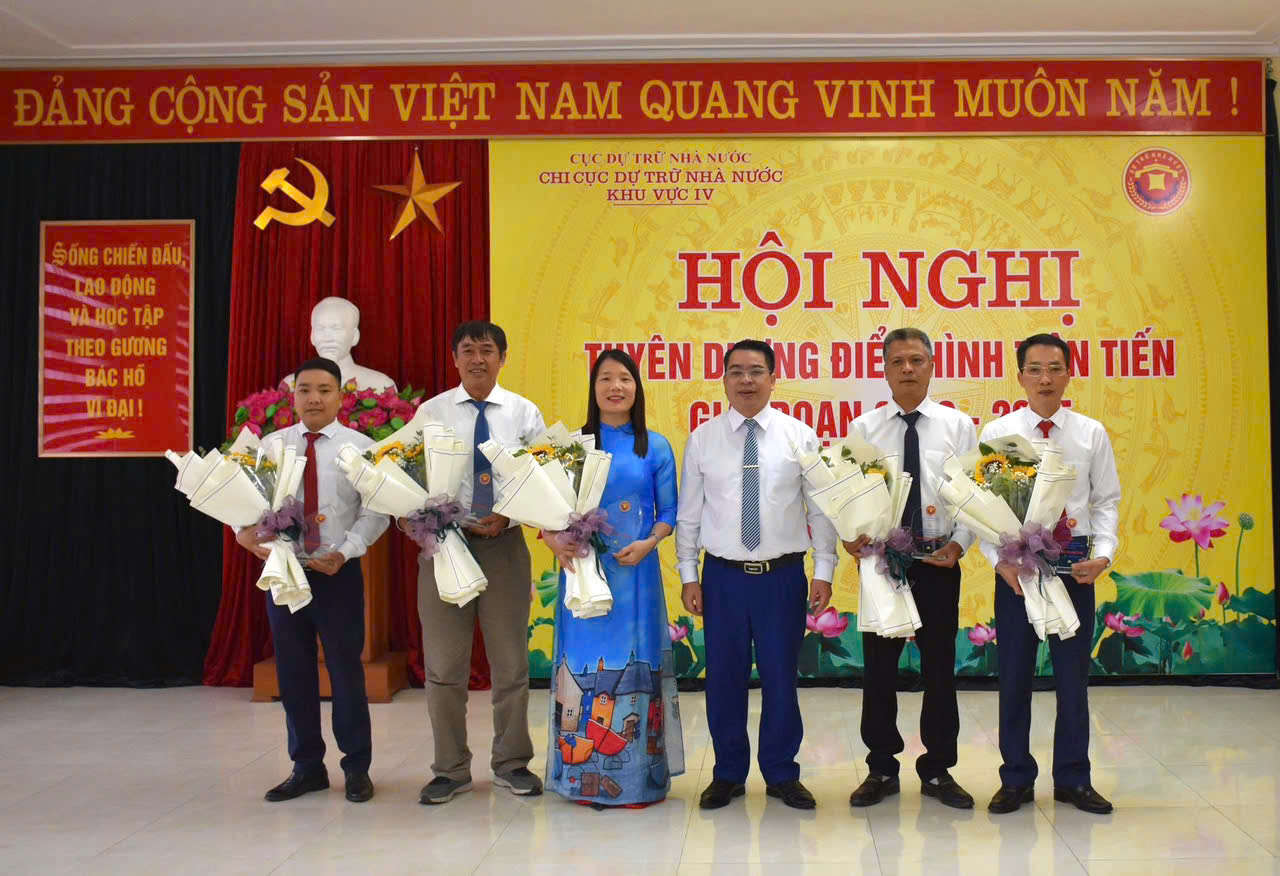 Ông Lê Tiến Dũng - Chi Cục trưởng Chi cục DTNN khu vực IV biểu dương các gương điển hình tiên tiến có thành tích tiêu biểu xuất sắc trong các phong trào thi đua giai đoạn 2020 - 2025 của đơn vị.