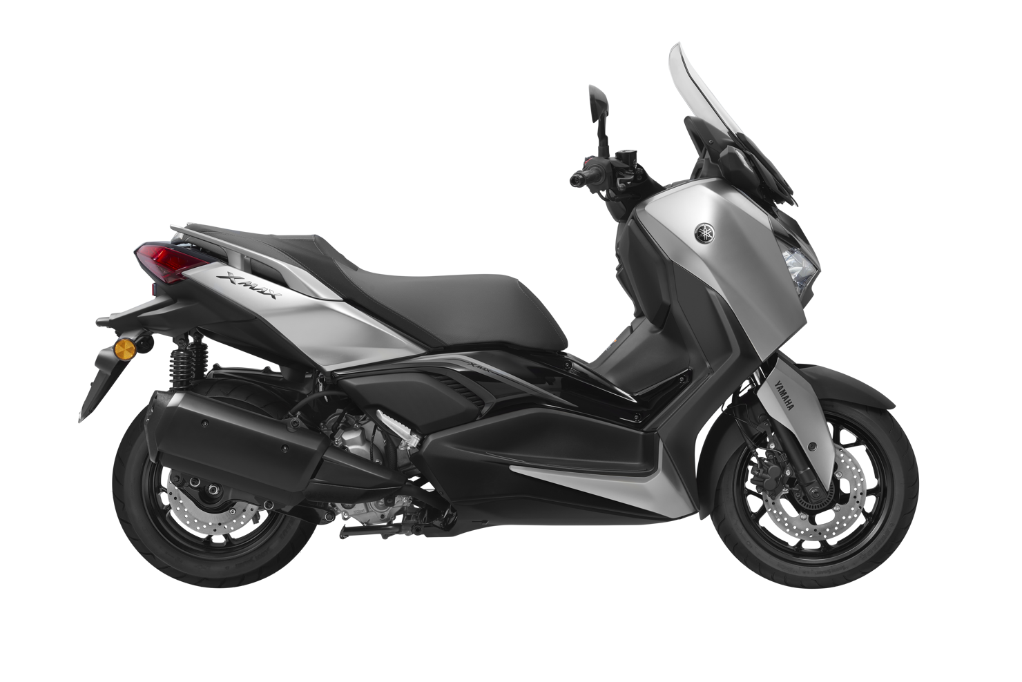 XMAX 300 sở hữu thiết kế góc cạnh nhưng vẫn uyển chuyển. Mỗi đường nét được trau chuốt kỹ lưỡng nhằm tạo nên một tổng thể liền mạch, hiện đại và đậm chất MAX Series.