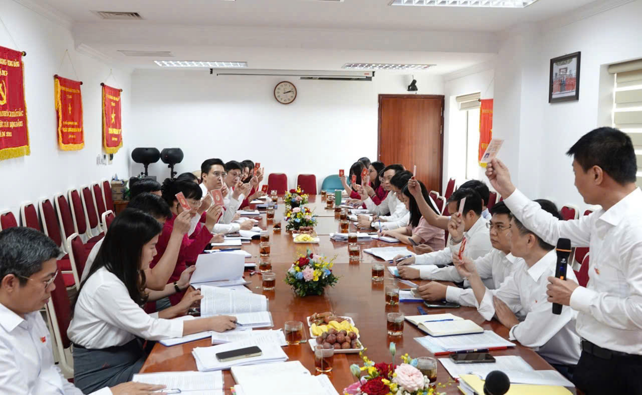 Các đại biểu biểu quyết tại Đại hội.