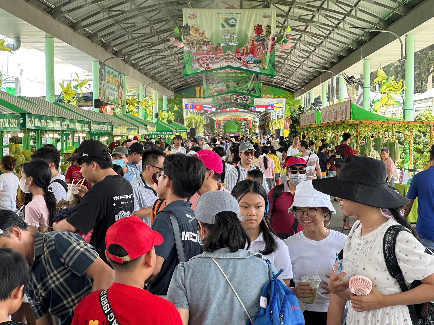 Đ&ocirc;ng đảo du kh&aacute;ch đến Lễ&nbsp;hội Tr&aacute;i c&acirc;y Nam bộ năm 2025. Ảnh: T.D