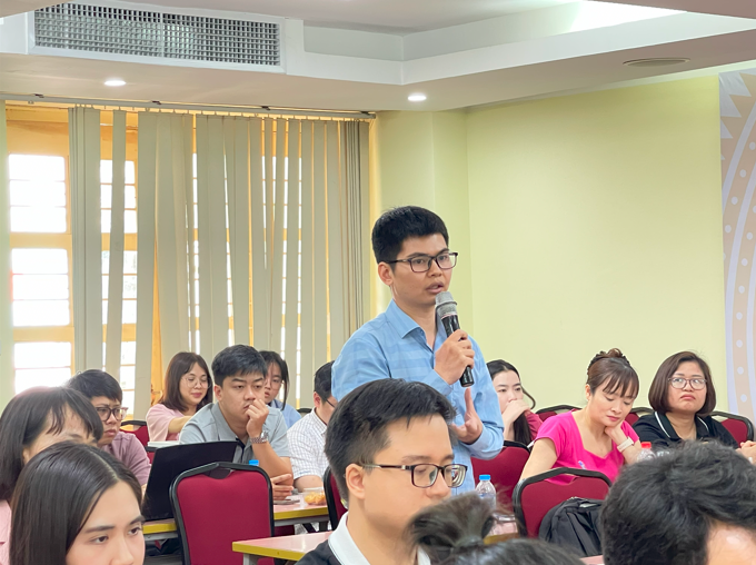 Các giảng viên trẻ trao đổi chuyên môn, đối thoại với các diễn giả và doanh nghiệp.