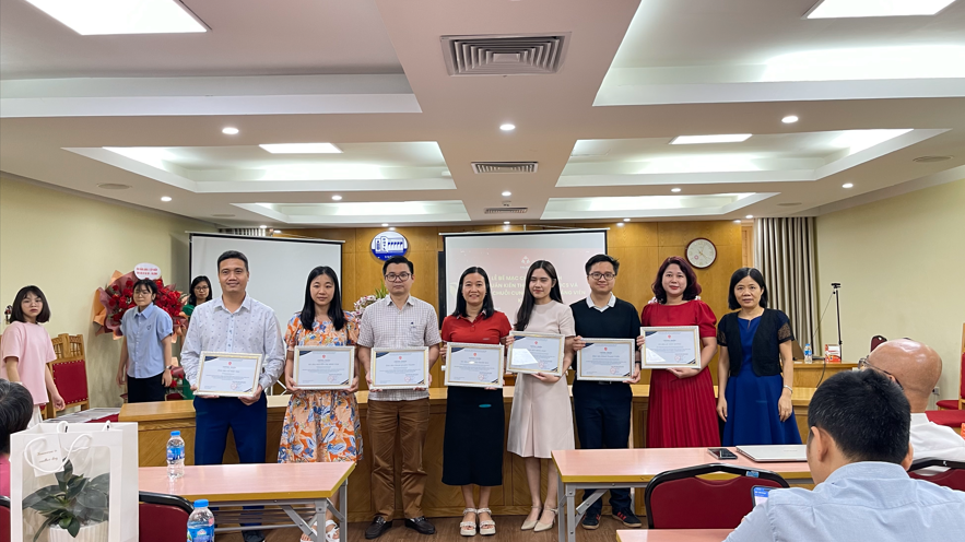 Đại diện Ban Tổ chức trao Giấy chứng nhận cho các giảng viên hoàn thành khóa tập huấn.
