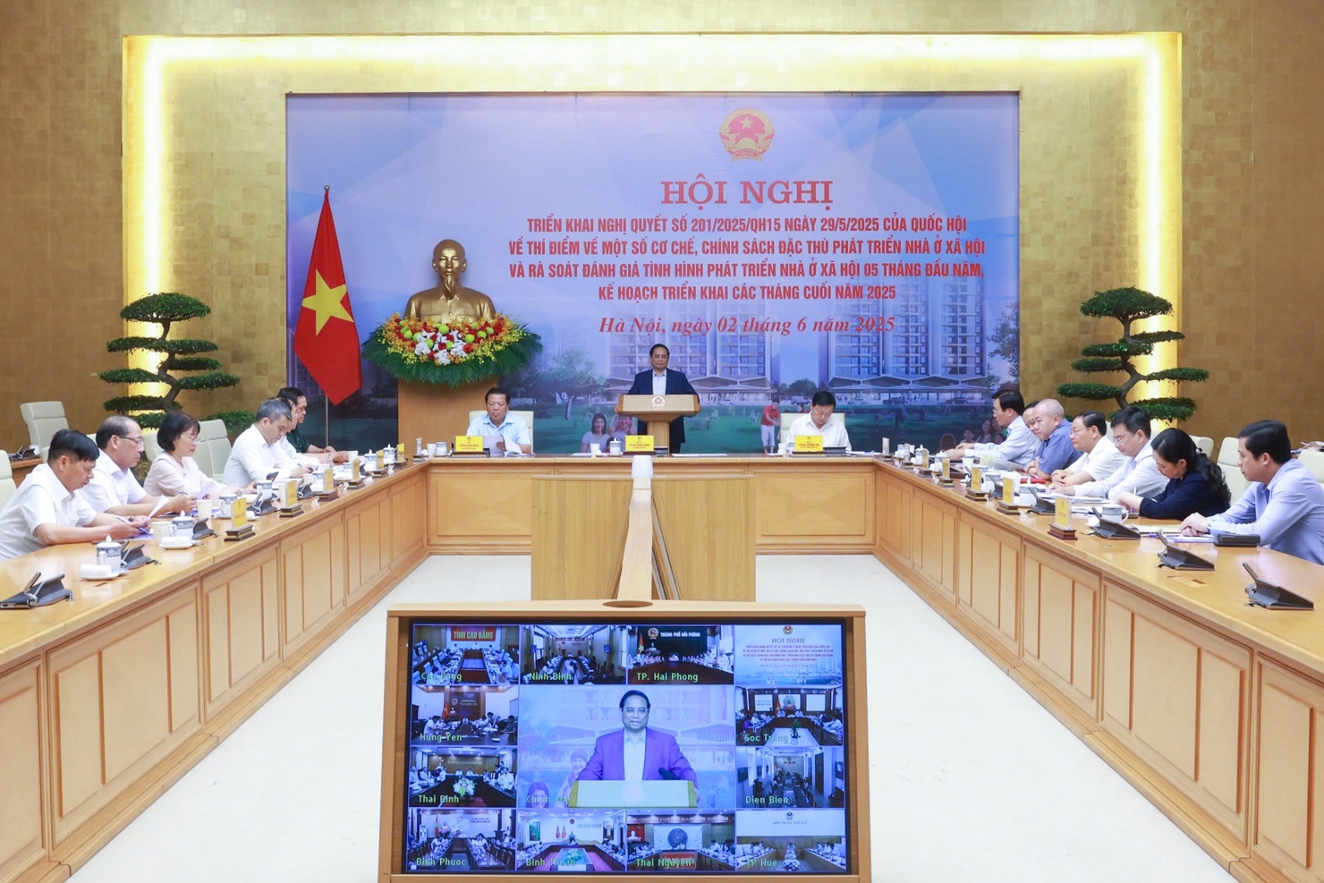 Thủ tướng Ch&iacute;nh phủ đề nghị phải thống nhất c&aacute;c nhiệm vụ, giải ph&aacute;p để triển khai ngay Nghị quyết, kh&ocirc;ng để chậm trễ. Ảnh: VGP