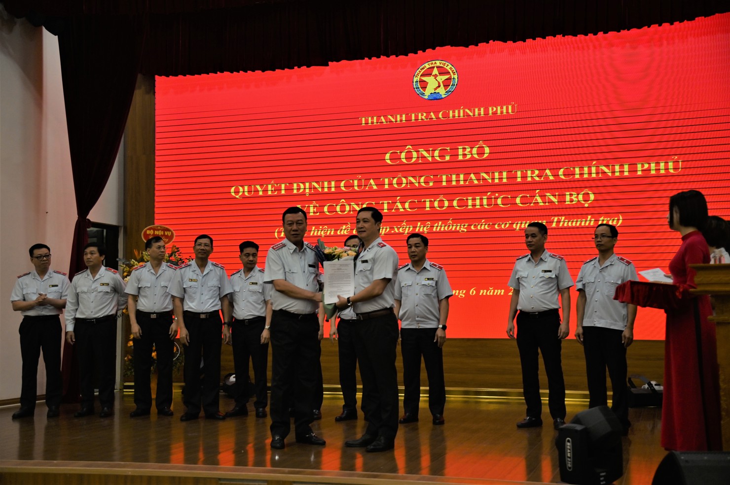 Tổng Thanh tra Chính phủ Đoàn Hồng Phong trao Quyết định và tặng hoa chúc mừng các Thủ trưởng đơn vị được tiếp nhận, điều động, bổ nhiệm.