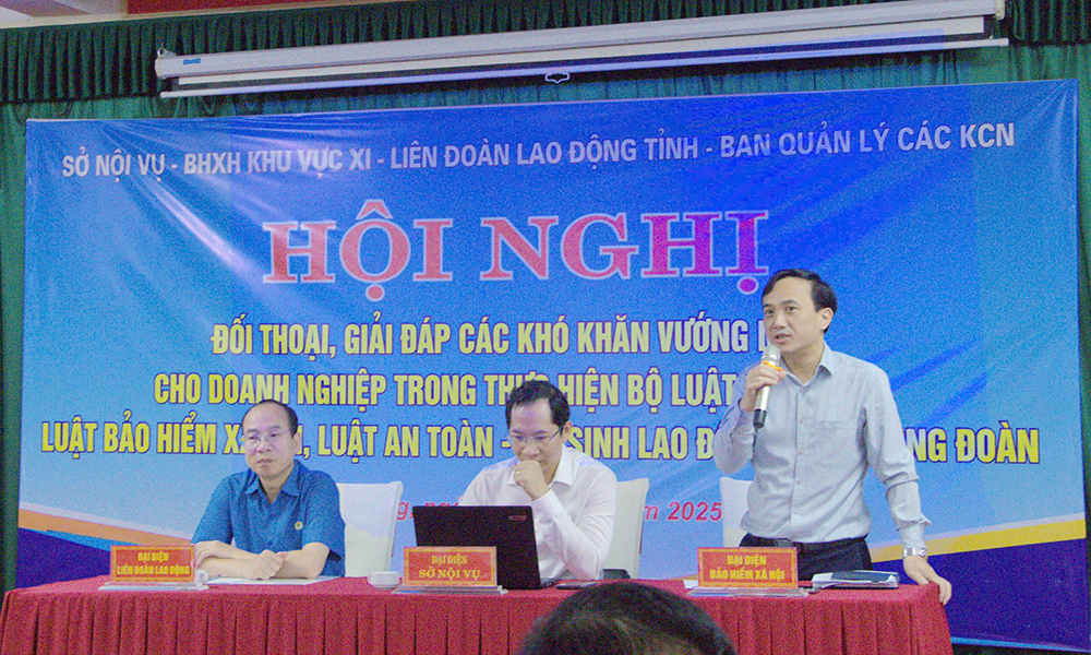 Ông Nguyễn Quang Quyền- Phó Giám đốc BHXH Khu vực XI tại một Hội nghị đối thoại, tuyên truyền BHXH, BHYT.