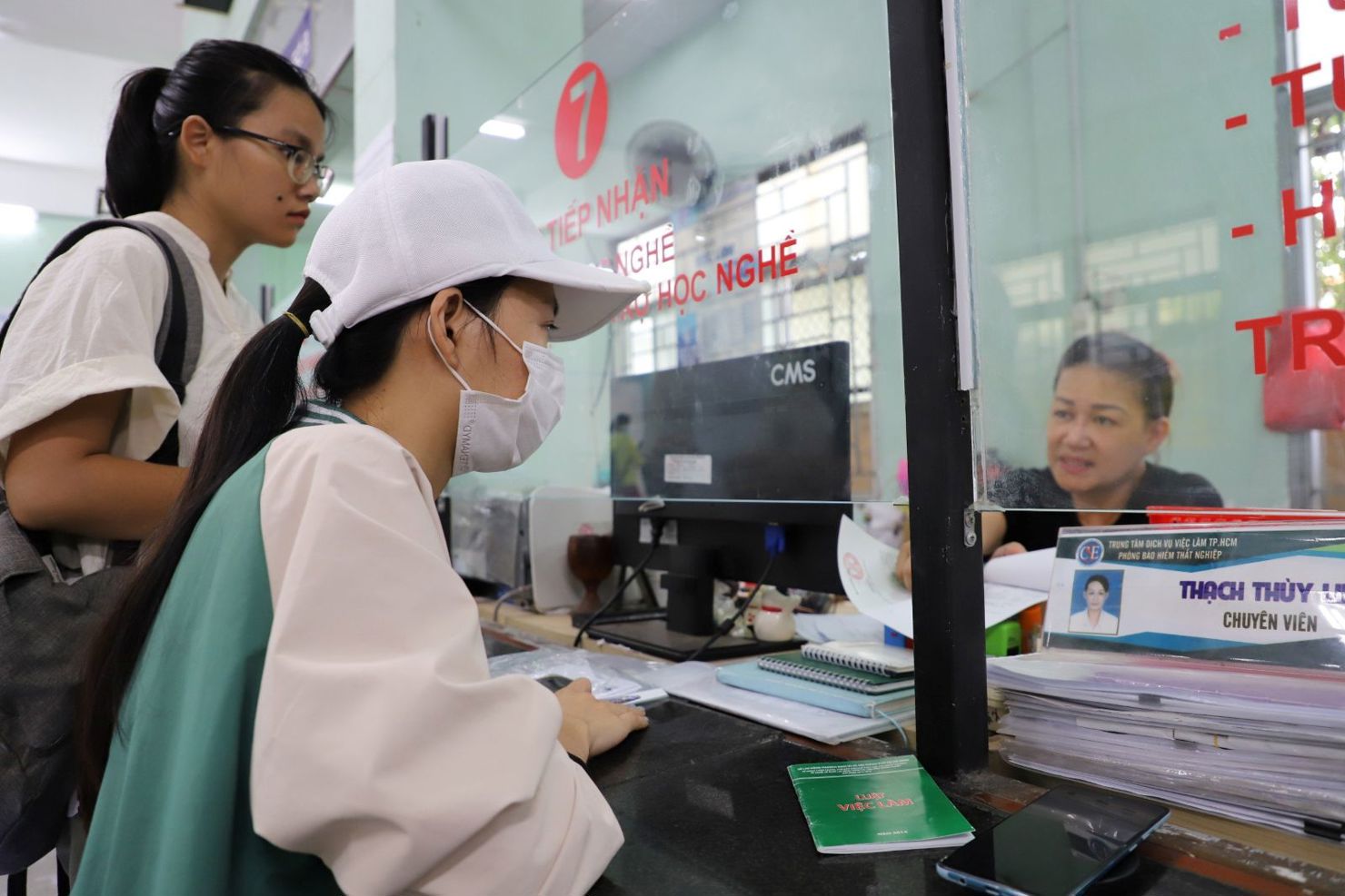 Người lao động nộp hồ sở hưởng trợ cấp thất nghiệp