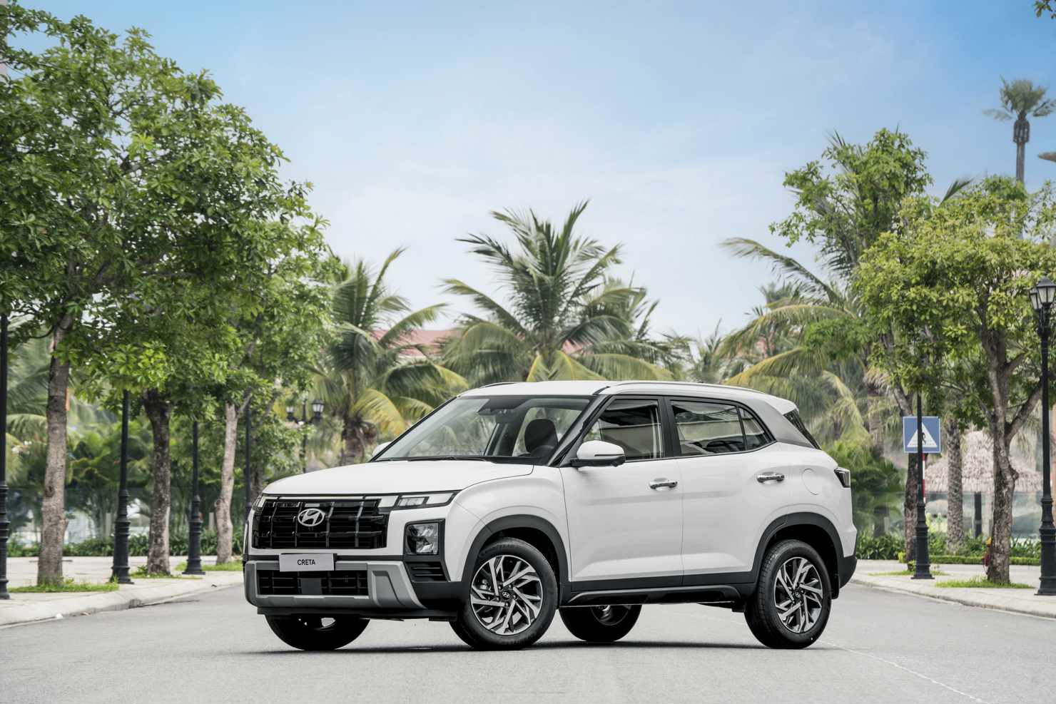 New Creta 2025 sở hữu thiết kế “Thể thao gợi cảm” (Sensuous Sportiness) với lưới tản nhiệt mạ chrome, cụm đèn LED mới và capô cơ bắp.