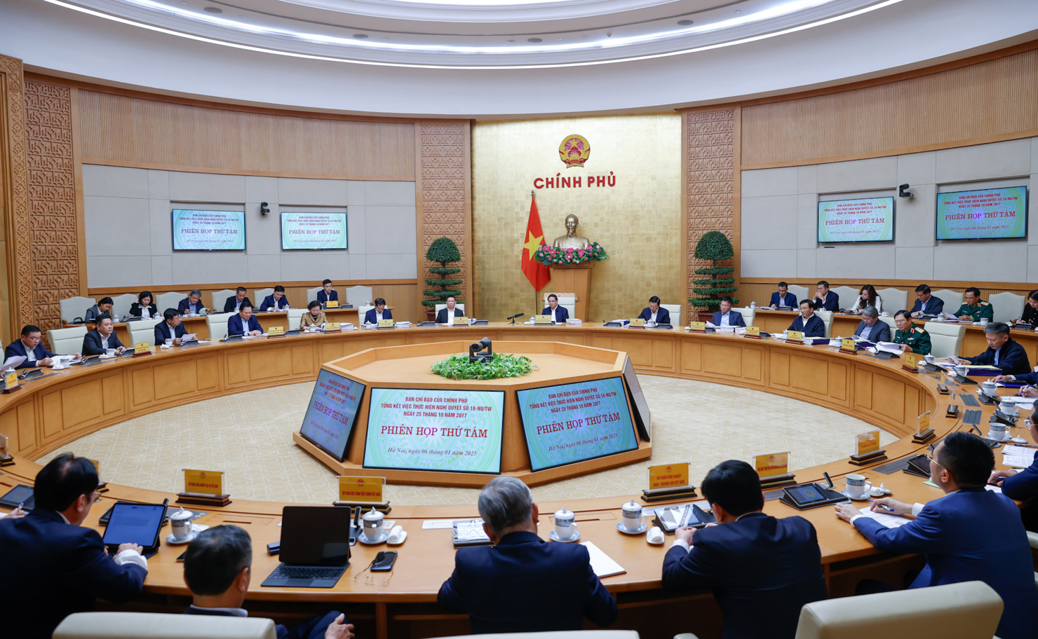 Thủ tướng Chính phủ chủ trì phiên họp Ban chỉ đạo tinh gọn bộ máy của Chính phủ. Ảnh: VGP