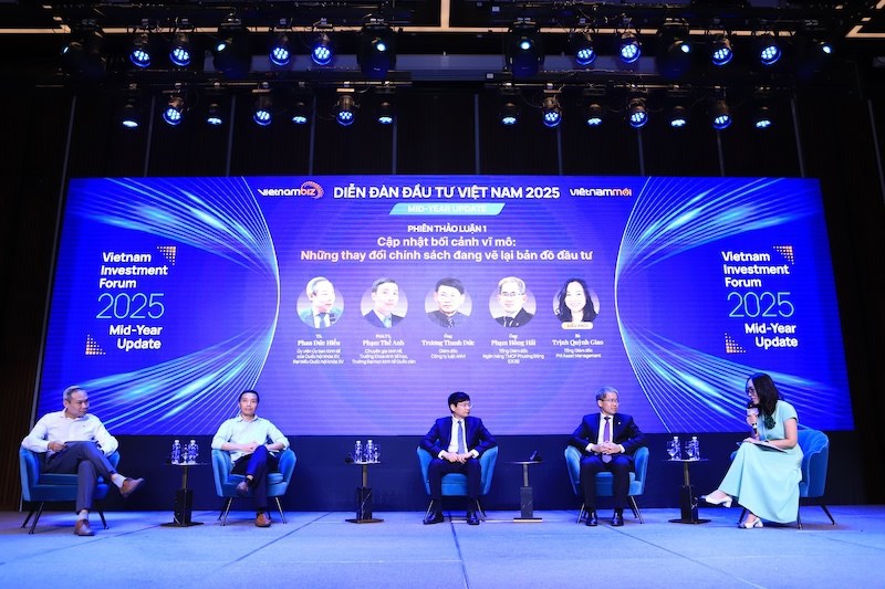 C&aacute;c chuy&ecirc;n gia chia sẻ về bức tranh kinh tế vĩ m&ocirc; v&agrave; cơ hội đầu tư tại Diễn đ&agrave;n.