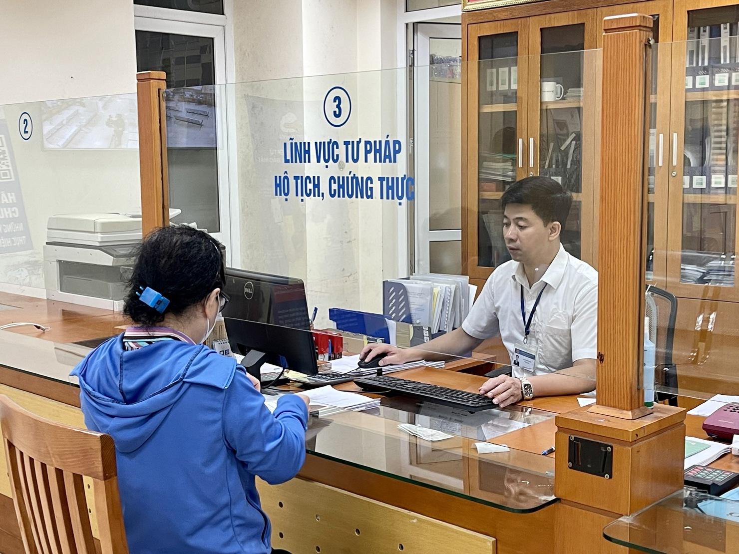Làm thủ tục hành chính tại cấp tỉnh. Ảnh: Internet