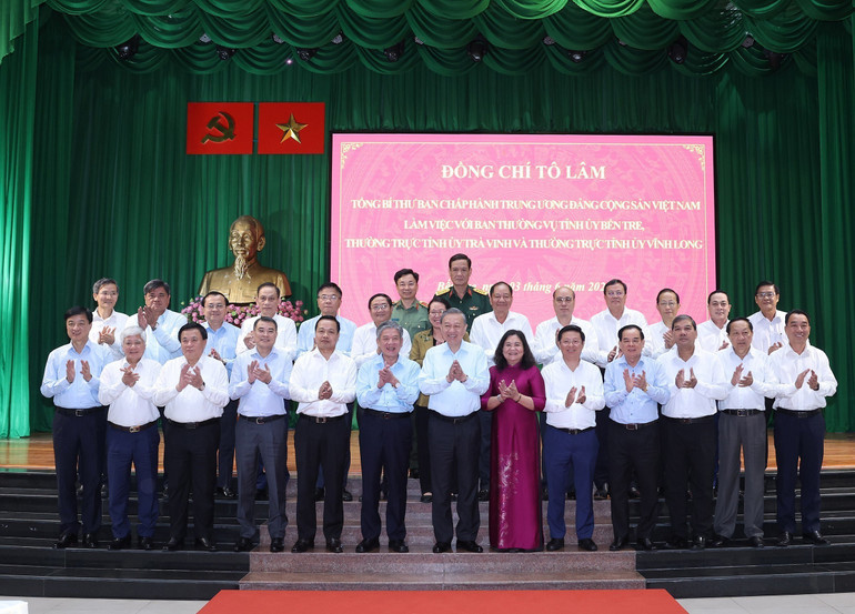 Tổng Bí thư Tô Lâm và các đại biểu sau buổi làm việc. (Ảnh: THỐNG NHẤT/TTXVN).