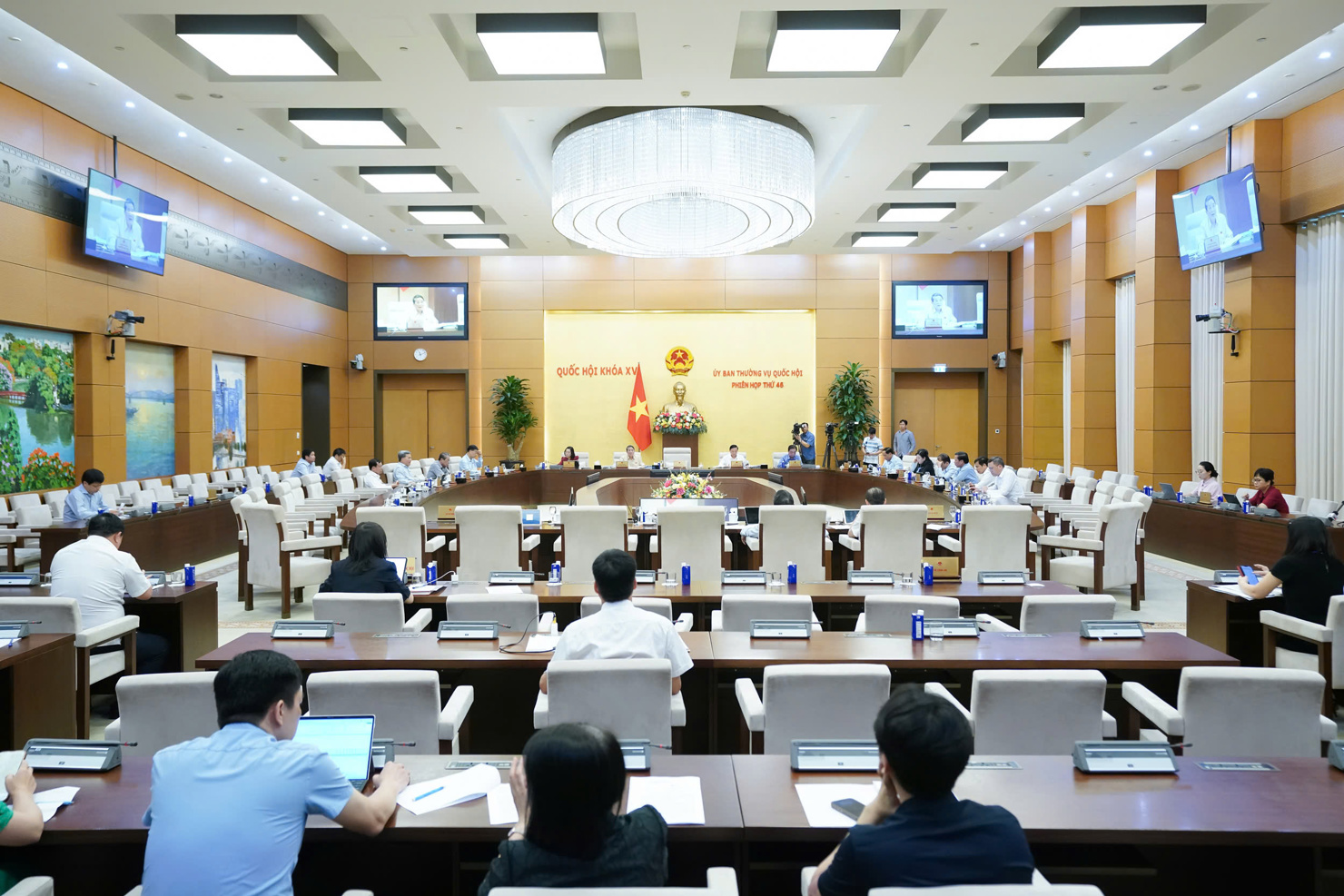 Quang cảnh phiên họp.