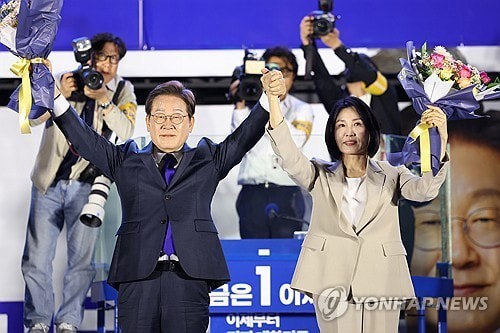 Tổng thống đắc cử Hàn quốc Lee Jae-myung và phu nhân mừng chiến thắng. Ảnh: Yonhap. 