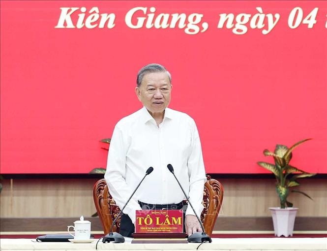 Tổng Bí thư Tô Lâm phát biểu chỉ đạo tại cuộc làm việc với Ban Thường vụ Tỉnh ủy Kiên Giang và Thường trực Tỉnh ủy An Giang. Ảnh: Thống Nhất/TTXVN. 