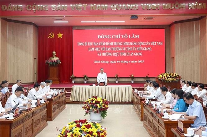 Tổng Bí thư Tô Lâm phát biểu chỉ đạo tại cuộc làm việc với Ban Thường vụ Tỉnh ủy Kiên Giang và Thường trực Tỉnh ủy An Giang. Ảnh: Thống Nhất/TTXVN. 