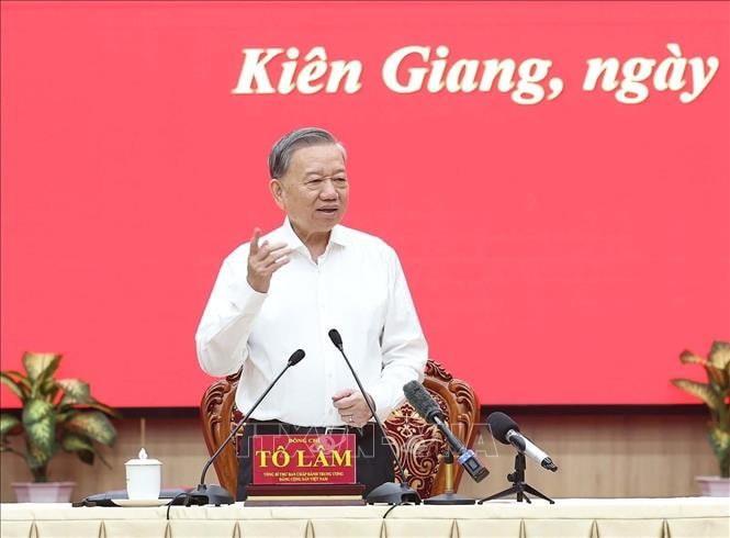 Tổng Bí thư Tô Lâm phát biểu chỉ đạo tại cuộc làm việc với Ban Thường vụ Tỉnh ủy Kiên Giang và Thường trực Tỉnh ủy An Giang. Ảnh: Thống Nhất/TTXVN. 