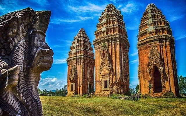 Tháp Dương Long Bình Định thu hút khách du lịch hàng năm