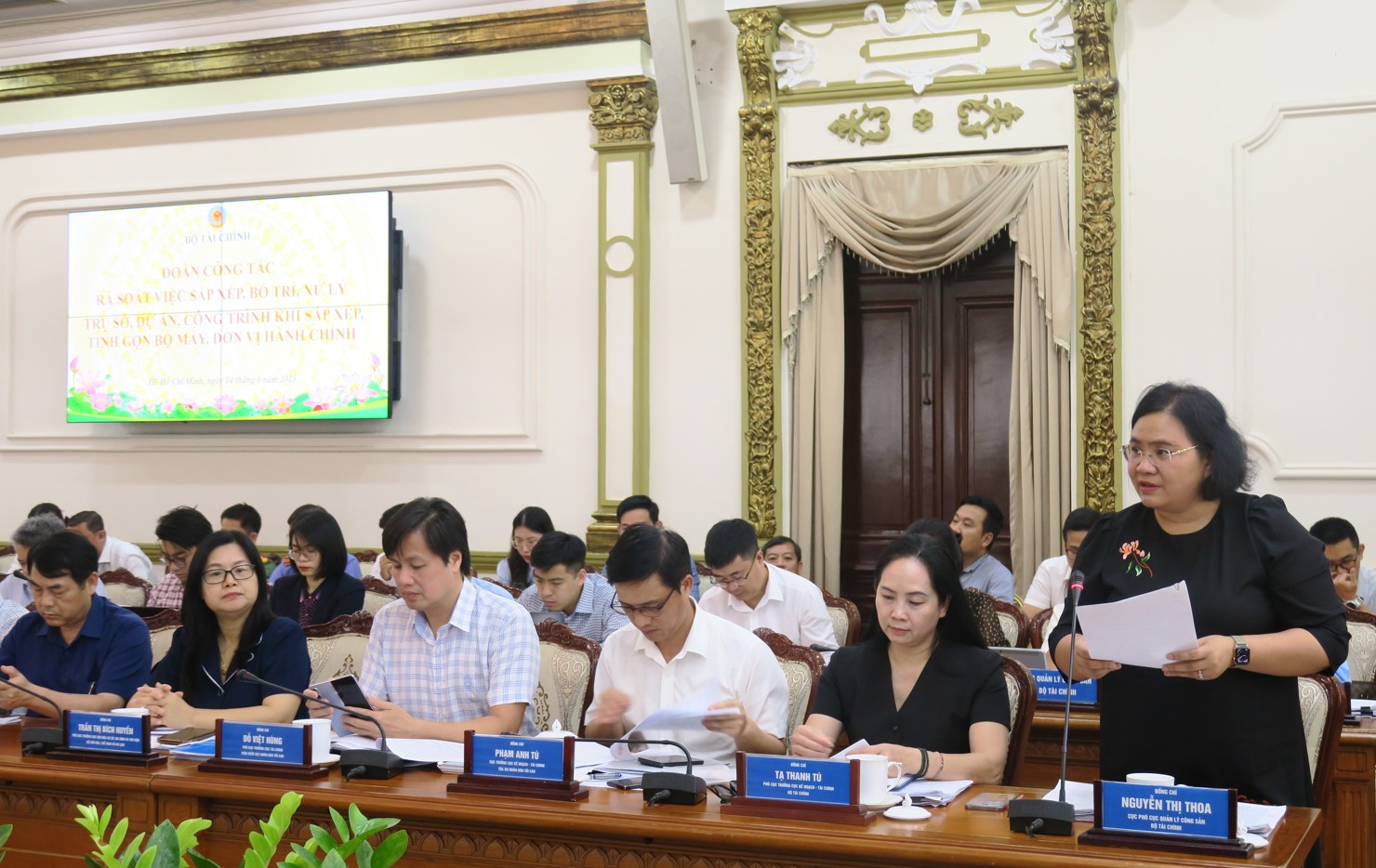 B&agrave; Nguyễn Thị Thoa, Cục Ph&oacute; Cục Quản l&yacute; c&ocirc;ng sản, Bộ T&agrave;i ch&iacute;nh ph&aacute;t biểu tại hội nghị. Ảnh: Đức Mỹ