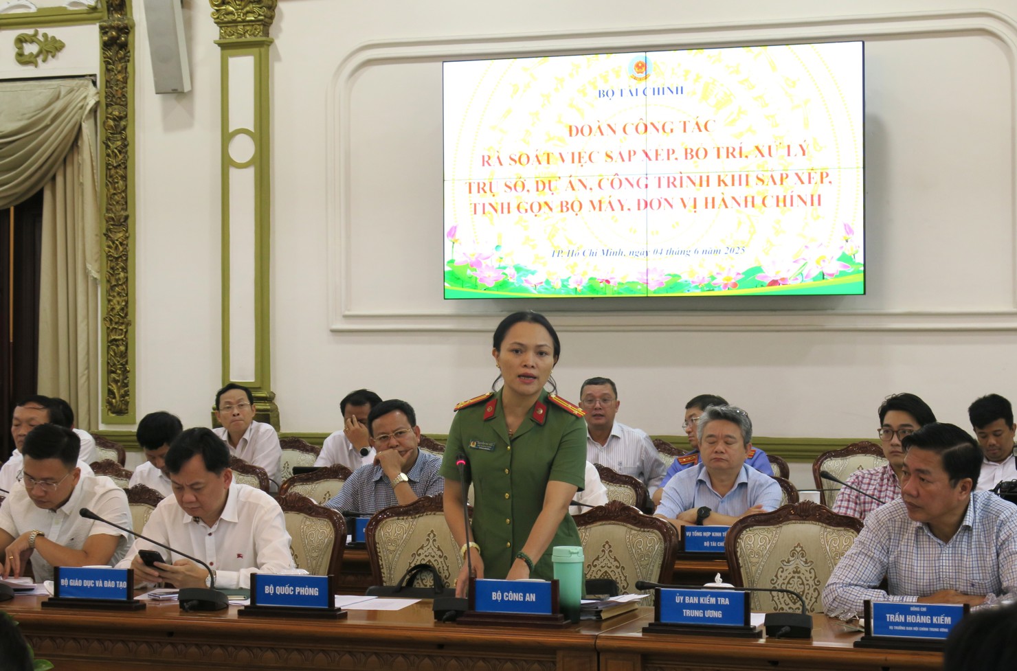 Đại diện Bộ C&ocirc;ng an cho biết, Bộ C&ocirc;ng an sẽ t&iacute;ch cực phối hợp, đ&ocirc;n đốc, hướng dẫn hỗ trợ c&aacute;c đơn vị trong việc xử l&yacute; t&agrave;i sản c&ocirc;ng trong qu&aacute; tr&igrave;nh sắp xếp. Ảnh: Đức Mỹ