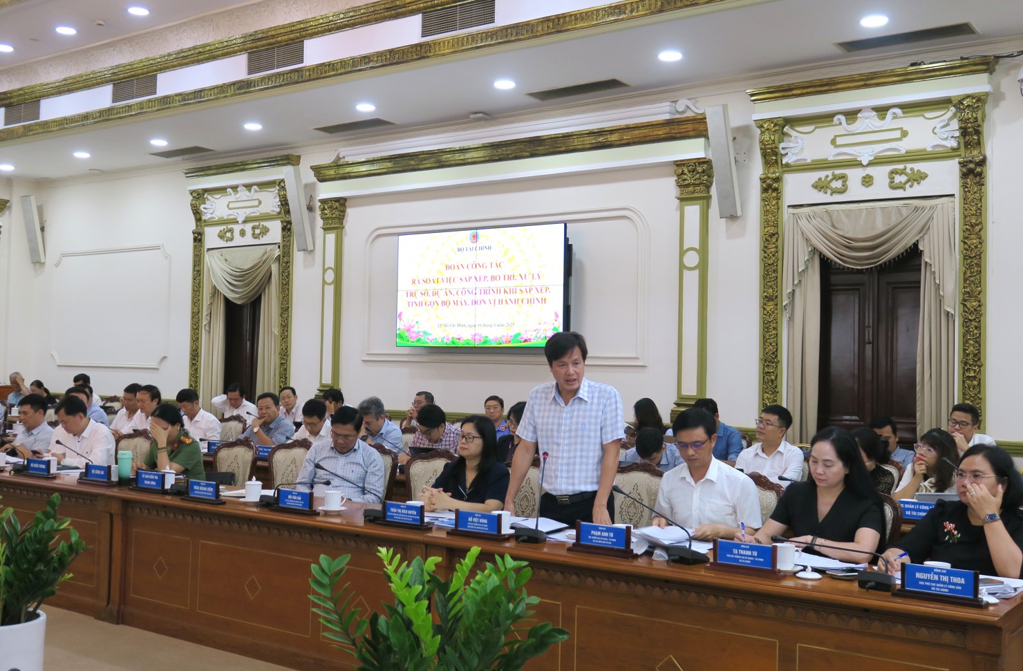 &Ocirc;ng Đỗ Việt H&ugrave;ng, Ph&oacute; Cục trưởng Cục T&agrave;i Ch&iacute;nh, Viện Kiểm s&aacute;t Nh&acirc;n d&acirc;n tối cao nhấn mạnh, thời gian tới, đơn vị tiếp tục phối hợp tập trung r&agrave; so&aacute;t, xử l&yacute; c&ocirc;ng tr&igrave;nh, t&agrave;i sản c&ocirc;ng khi sắp xếp, tinh gọn bộ m&aacute;y, đơn vị h&agrave;nh ch&iacute;nh của c&aacute;c địa phương. Ảnh: Đức Mỹ