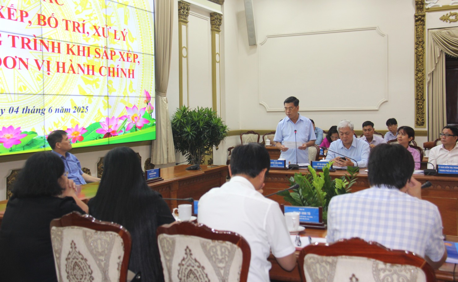 Ph&oacute; Chủ tịch UBND TP. Hồ Ch&iacute; Minh Nguyễn Văn Dũng tiếp thu &yacute; kiến chỉ đạo của Thứ trưởng Bộ T&agrave;i ch&iacute;nh&nbsp;B&ugrave;i Văn Khắng, đồng thời đề nghị c&aacute;c đơn vị trực thuộc đẩy mạnh c&ocirc;ng t&aacute;c phối hợp với c&aacute;c cơ&nbsp; quan, ban ng&agrave;nh từ Trung ương đến địa phương trong việc r&agrave; so&aacute;t, xử l&yacute; nh&agrave;, đất v&agrave; c&aacute;c dự &aacute;n, c&ocirc;ng tr&igrave;nh, t&agrave;i sản... chịu t&aacute;c động bởi việc sắp xếp bộ m&aacute;y, đơn vị h&agrave;nh ch&iacute;nh ph&ugrave; hợp, tr&aacute;nh thất tho&aacute;t, l&atilde;ng ph&iacute;. C&aacute;c địa phương cũng cần nỗ lực để ho&agrave;n th&agrave;nh nhiệm vụ trong qu&yacute; II/2025. Ảnh: Đức Mỹ&nbsp;