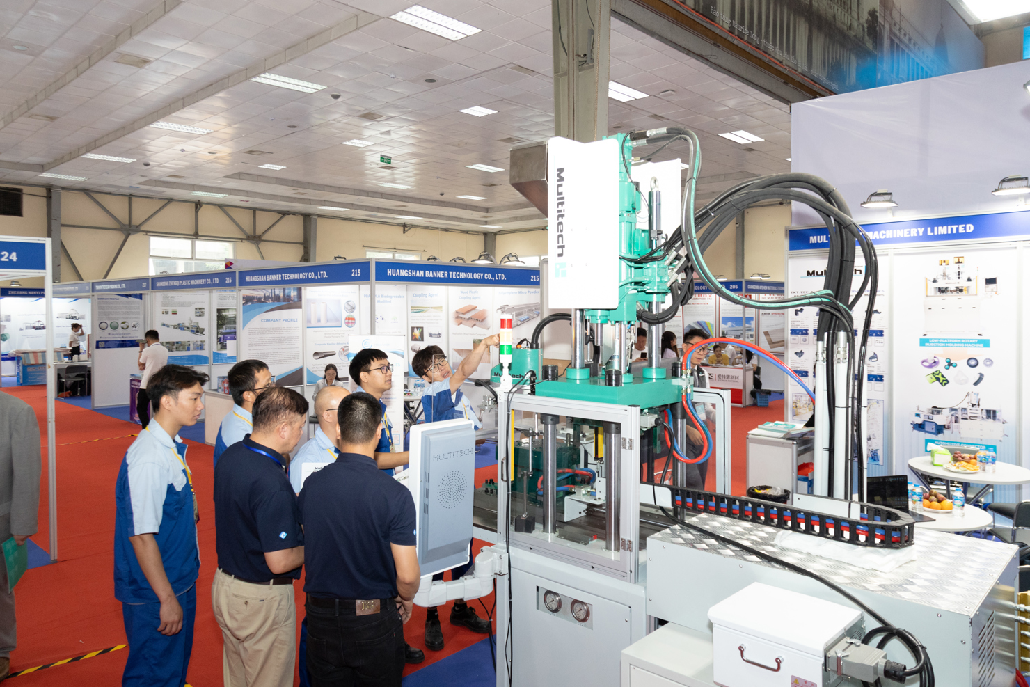 Các đại biểu tham quan gian hàng tại triển lãm.