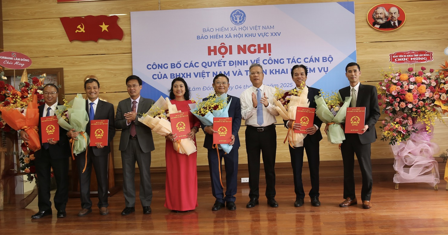 Gi&aacute;m đốc v&agrave; 5 Ph&oacute; gi&aacute;m BHXH khu vực XXV nhận Quyết định bổ nhiệm. Ảnh: L&ecirc; Văn